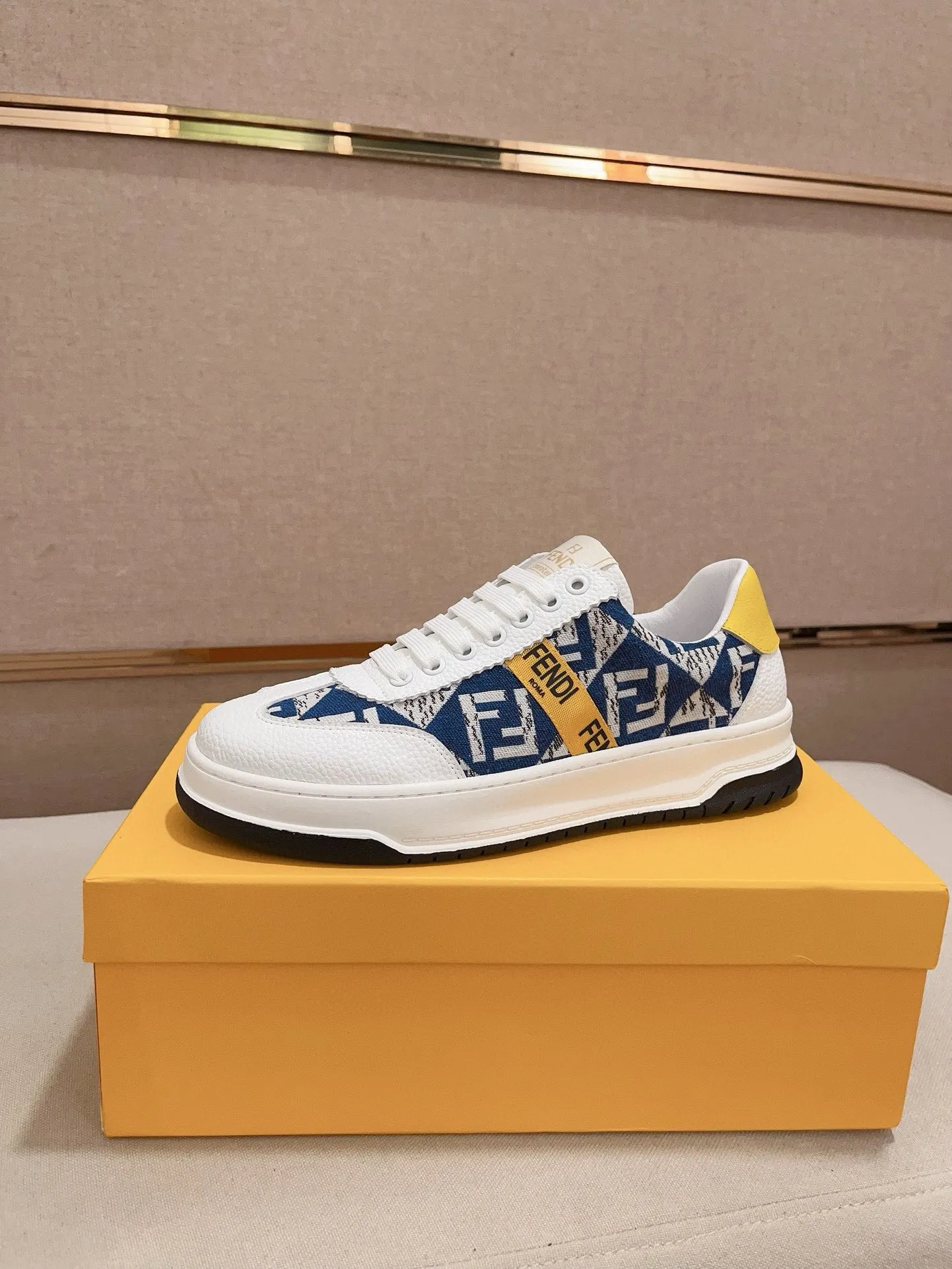 Men's shoes💰: 400💰[Fendi] Fendi's latest casual shoes for men! Available at counters simultaneously! A one-to-one replica of the original. All imported official website one-to-one cowhide fabric. The interior is made of top-grade sheepskin, and the original factory-supplied rubber outsole is used. Leading new fashion concepts. Matching code: 38-44. (can be customized for 45 non-refundable)